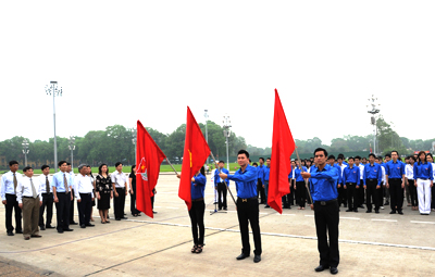 ຄະນະຊາວໜຸ່ມ ກອມມູນິດ ໂຮ່ຈິມິນ ຈັດພິທີແຈ້ງຜົນງານຕໍ່ປະທານໂຮ່ຈິມິນ